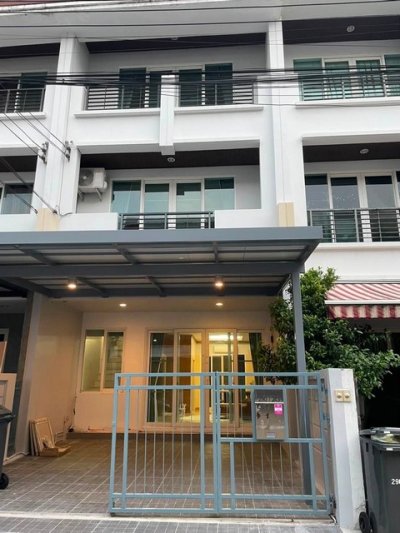 ให้เช่าทาวน์โฮม 3 ชั้น 3 ห้องนอน บ้านกลางเมือง S-Sense ประดิษฐ์มนูญธรรม 3 (ซอยลาดพร้าว 84) รีโนเวทใหม่ทั้งหลัง ใกล้ Central Eastville
