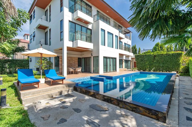 ใกล้ม.นานาชาติแสตมฟอร์ด 240 ม. Pool Villa ให้เช่าคฤหาสน์หรู 3 ชั้น 6นอน พระราม9 Motorway 6 น้ำ เฟอร์ เครื่องใช้ไฟฟ้าครบ ตลาดพัฒนาการ 1.1 กม