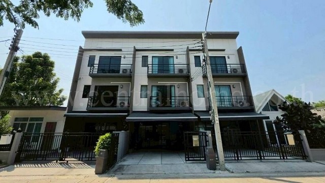 ลดราคาด่วน ทาวน์โฮม 3 ชั้น บ้านกลางเมือง ราชพฤกษ์-สาทร บางขนุน บ้านใหม่ สภาพดี แปลงหน้าสวน