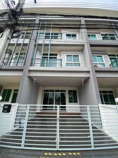 ขายทาวน์โฮม 3 ชั้น 4 ห้องนอน หมู่บ้านรื่นฤดี7 รามอินทรา - หทัยราษฎร์ ใกล้ตลาดสุวรรณเกลียวทอง 300 เมตร ใกล้แฟชั่นไอส์แลนด์