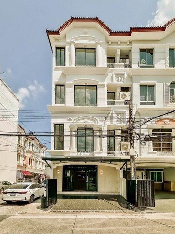 ขายทาวน์โฮมออฟฟิศ 3 ชั้นหลังมุม รีโนเวทใหม่ บ้านกลางเมืองพระรามเก้า-ลาดพร้าว ติดถนนเลียบทางด่ว