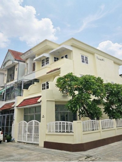 ให้เช่าทาวน์โฮม 3 ชั้นหลังมุม 36 ตรว. 4 ห้องนอน โชคชัย 4 ซอย 72 ใกล้สตรีวิทยา 2 รีโนเวทพร้อมเข้าอยู่ - รูปที่ 2