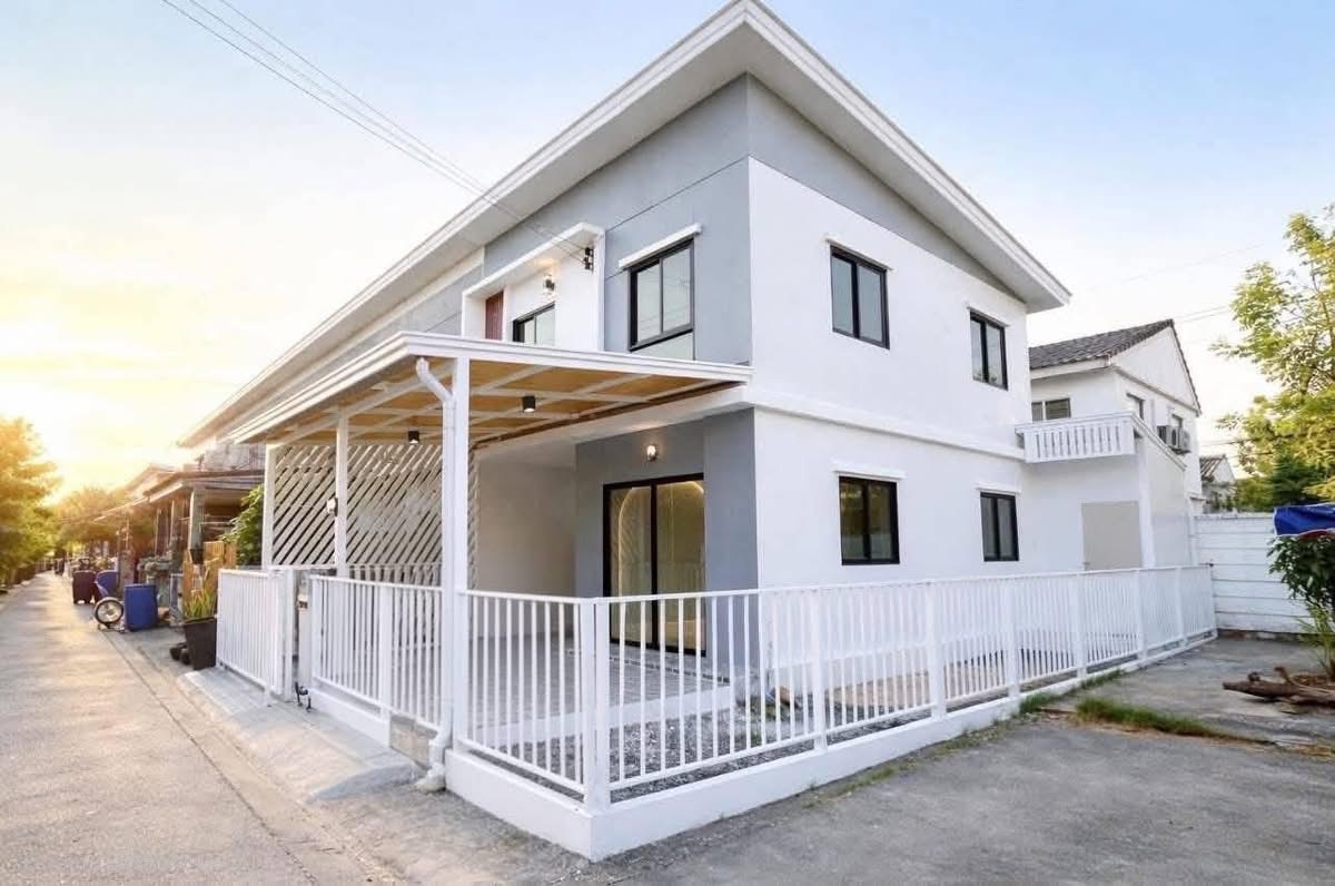 รีโนเวทใหม่เอี่ยมทั้งหลัง ดีไซน์โปร่งสบาย ได้พื้นที่ส่วนตัวหลังมุมเนื้อที่กว้าง 24 ตร.ว.