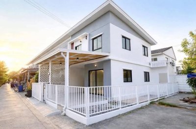 รีโนเวทใหม่เอี่ยมทั้งหลัง ดีไซน์โปร่งสบาย ได้พื้นที่ส่วนตัวหลังมุมเนื้อที่กว้าง 24 ตร.ว.