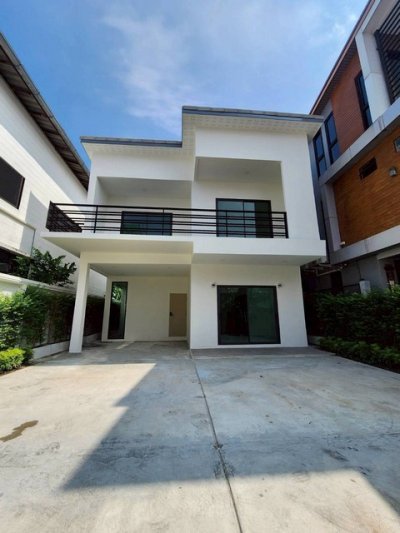 ให้เช่าบ้านสร้างใหม่ สุขุมวิท 93 (ซอยพึ่งมี 29) ใกล้ BTS ที่จอดรถ 3 คัน เหมาะสำหรับอยู่อาศัย หรือทำเป็นโฮมออฟฟิศ
