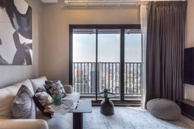 Spacious Urban Living with Unblocked City Views at Park Origin Thonglor