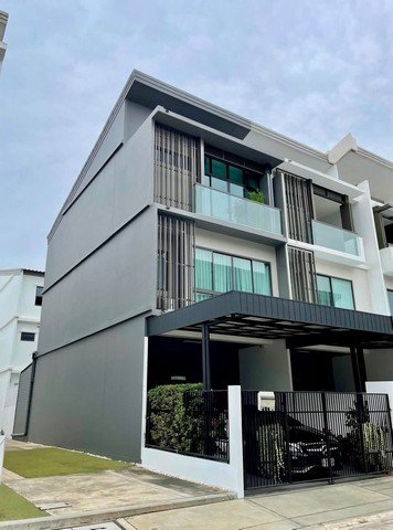 ให้เช่าโฮมออฟฟิศ 3 ชั้น รีโนเวทใหม่ โครงการ หมู่บ้านสารินวิซ แบริ่ง สุขุมวิท 107 ทำเลดีใกล้ BTS 3 ห้องนอน 4 ห้องน้ำ 3 ที่จอดรถ - รูปที่ 2