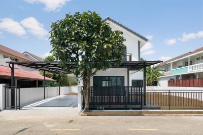 บ้านเดี่ยว 2 ชั้น รีโนเวทใหม่ หมู่บ้านกฤษดานคร 10 รัตนาธิเบศร์ ติดถนนใหญ่ ใกล้รถไฟฟ้า MRT สามแยกบางใหญ่