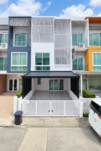 รามอินทรา 70-76 ทาวน์โฮม 3 ชั้นสไตล์โมเดิร์น 3นอน แม็คโคร รามอินทรา 150ม.  MRTนพรัตน 100ม.  3 น้ำ ใกล้ตลาดสวนสยาม 600 ม ที่ดิน 23.8 ตร.ว.
