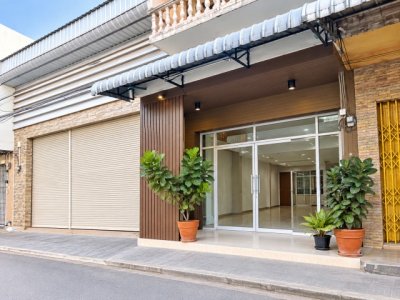 ใกล้ศาลหลักเมืองชุมพร 600 ม. 80 ตร.วา.  136 ตร.ม. ท่าตะเภา รร.สหศึกษาชุมพร 450 ม. อาคารพาณิชย์ชั้นเดียว ทำเลใจกลางเมืองชุมพร 1 นอน 1 น้ำ - รูปที่ 2