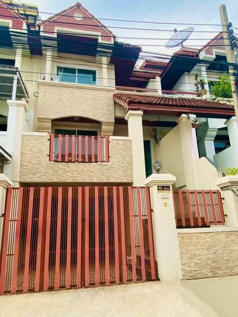 ให้เช่าทาวน์โฮม 4 ชั้น 5 ห้องนอน โครงการรอยัล นครินทร์วิลล่า ซอยศรีนครินทร์ 42 ใกล้ซีคอนสแควร์ ใกล้ Mrt สายสีเหลือง