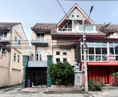 โครงการเมอริท เพลส ลาดพร้าว 87 ทาวน์โฮม 3 ชั้น หลังมุม  ทำเลศักยภาพ เชื่อมต่อย่านลาดพร้าวและเลียบด่วนรามอินทรา ใกล้รถไฟฟ้า น้ำไม่ท่วมโครงการ