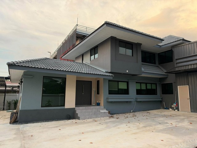 บ้านเดี่ยว 213 ตารางวา 230 ตรม พร้อมโกดังข้างบ้านอีก 90 ตรม   ใกล้ Future park  ZEER รังสิต จดทะเบียนบริษัทได้