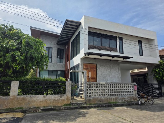 บ้านให้เช่า พื้นที่กว้าง ฟังก์ชันครบ  เหมาะสำหรับครอบครัวสันผีเสื้อ