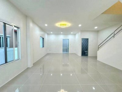 บ้านแฝดรีโนเวทใหม่ ศรีนครินทร์-นาพร้าว ศรีราชา 4 นอน TP-H2608 - รูปที่ 2