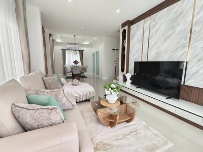 บ้านตัวอย่าง 2 ชั้น ดีไซน์ทันสมัย ฟังก์ชันลงตัว สันกำแพง - รูปที่ 6