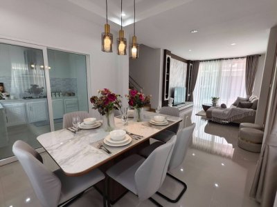 บ้านตัวอย่าง 2 ชั้น ดีไซน์ทันสมัย ฟังก์ชันลงตัว สันกำแพง - รูปที่ 4