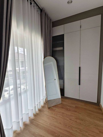 บ้านตัวอย่าง 2 ชั้น ดีไซน์ทันสมัย ฟังก์ชันลงตัว สันกำแพง - รูปที่ 2
