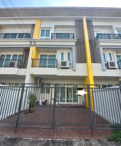 ให้เช่า ทาวน์โฮม3ชั้น 27ตรว.อยู่ถนน ลาดกระบัง ใกล้ สนามบินสุวรรณภูมิเพียง1กิโล