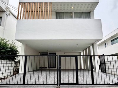 ให้เช่าบ้านเดี่ยวพร้อมสระว่ายน้ำ 80 ตรว. 4 ห้องนอน คอร์ทยาร์ด วิลล่า พระราม 9-วงแหวน Courtyard Villa Rama 9-Wongwaen ใกล้สนามบินสุวรรณภูมิ
