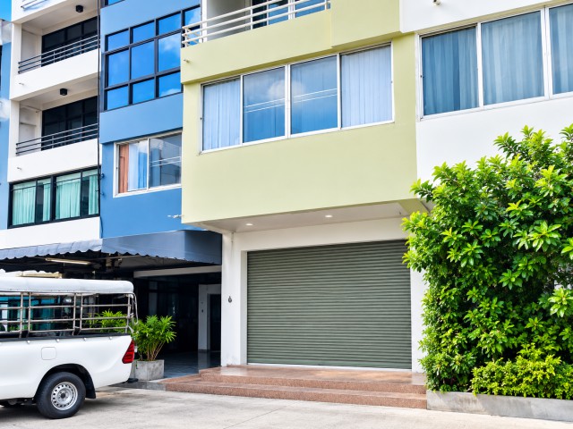 รามคำแหง135-146 สะพานสูง ให้เช่าอาคารพาณิชย์ 4 ชั้น รร.เตรียมน้อมเกล้า 400 ม.รร.นานาชาติฮีทฟิลด์ 450 ม. 220 ตร.ม. 18 ตร.ว. 4 นอน