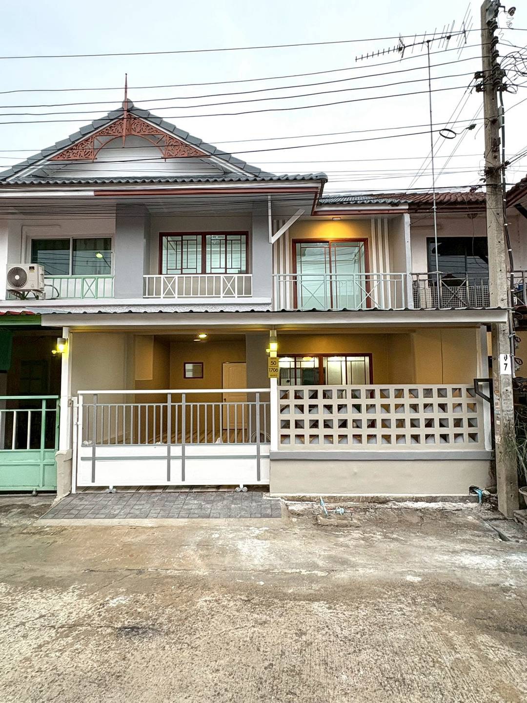 ขายด่วน! ทาวน์เฮาส์ 2 ชั้น หมู่บ้านพฤกษา 3 ซอยวัดลาดปลาดุก 18 ตร.ว. หน้ากว้าง 6 ม. ใกล้ตลาดและวินรถตู้ ฟรีโอน