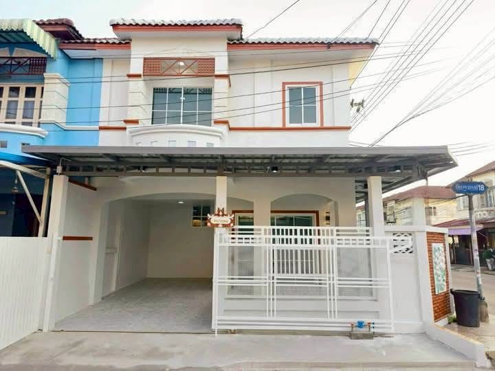 ขายด่วน! ทาวน์เฮาส์ 2 ชั้น หลังมุม หมู่บ้านปิยวรารมย์ เฟส 1 ถนนบางกรวย-ไทรน้อย ตกแต่งใหม่ ถนนเมนกว้าง ฟรีโอน