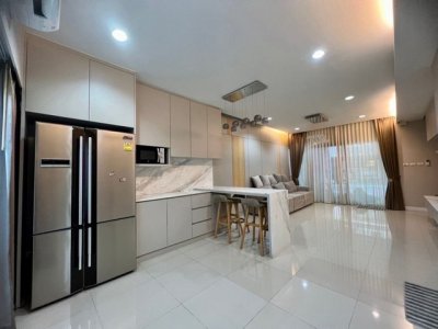 ขายด่วน! ทาวน์โฮมหรู SPACE ลาดพร้าว–เหม่งจ๋าย ตกแต่งสวย เฟอร์นิเจอร์ครบ พร้อมเข้าอยู่ ทำเลใกล้เลียบด่วนรามอินทรา - รูปที่ 2