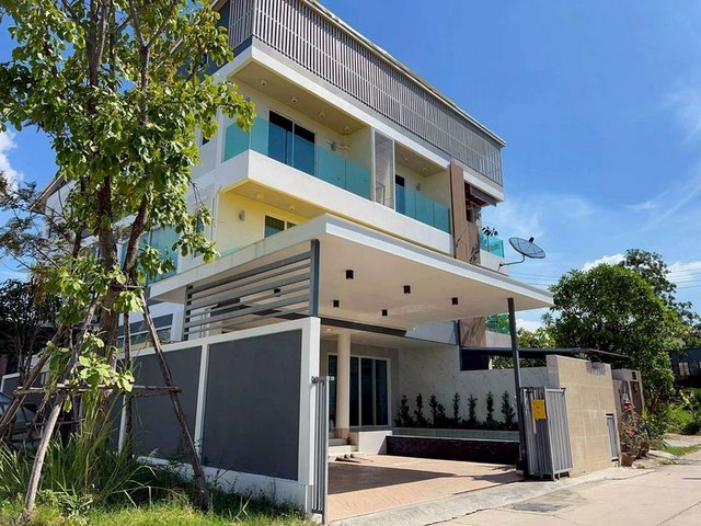 ขายทาวน์โฮมหรู เขตพัทยา พร้อมโฮมออฟฟิศ ตกแต่งครบพร้อมเฟอร์ FP-H02518