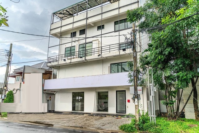 อาคาร 4.5 ชั้น พื้นที่ใช้สอย 1200 ตารางเมตร พร้อมลิฟท์โดยสาร  ใกล้ห้างพาราไดซ์พาร์ค ศรีนครินทร์