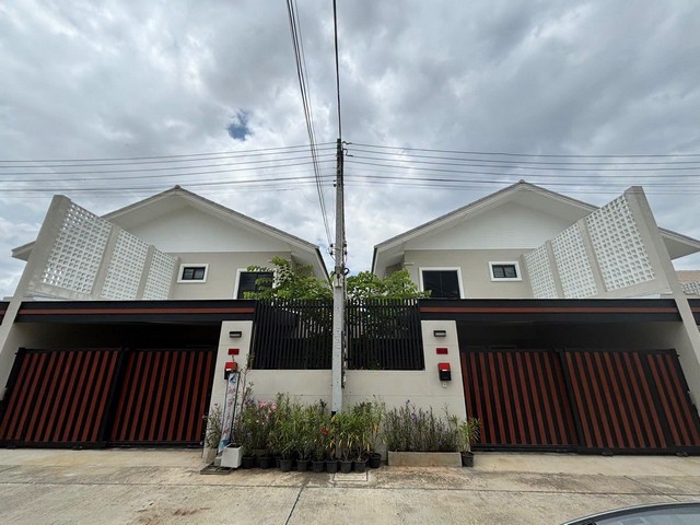 บ้านแฝด สร้างใหม่ ตกแต่งครบ พร้อมเข้าอยู่ เดินทางสะดวก สันกำแพง