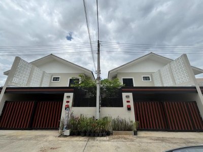 บ้านแฝด สร้างใหม่ ตกแต่งครบ พร้อมเข้าอยู่ เดินทางสะดวก สันกำแพง