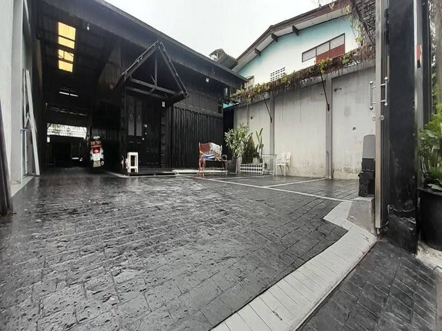 ให้เช่าบ้านพร้อมสตูดิโอ 54 ตรว. เพดานสูง ลาดพร้าว 134 เหมาะทำออฟฟิศ หรือสตูดิโอ จอดรถ 7 คัน ใกล้ MRT บางกะปิ ซอยตรงข้าม รพ.เวชธา