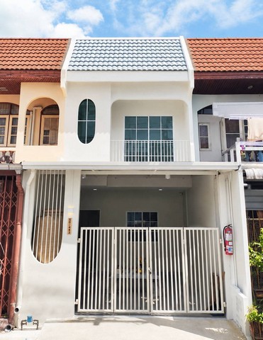 ทาวน์เฮาส์นวมินทร์26แยก1 บ้านพร้อมอยู่ รีโนเวทใหม่ทั้งหมด สวยงาม