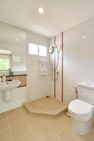 บ้าน 2 ชั้น สไตล์โมเดิร์น คอนเทมโพรารี่ เฟอร์นิเจอร์ครบ สันกำแพง - รูปที่ 8
