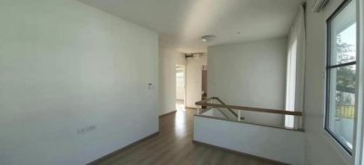 บ้านใหม่ ไม่เคยเข้าอยู่ พร้อมตกแต่งครบในสไตล์เรียบหรู สันทราย - รูปที่ 2