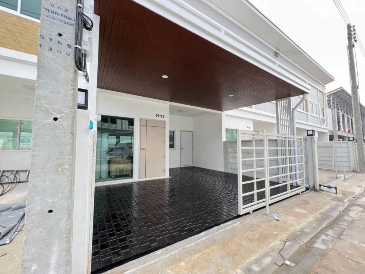ให้เช่าทาวน์โฮมหรูใจกลางเมือง ใกล้โรงเรียนนานาชาติตากสินระยอง พร้อมเฟอร์นิเจอร์ครบ