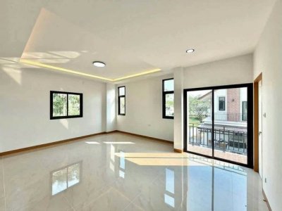 บ้านสร้างใหม่ 2 ชั้น บนที่ดินแปลงใหญ่ สไตล์ Nordic Minimal สันกำแพง - รูปที่ 3