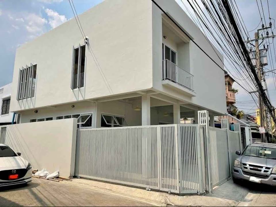 ให้เช่า บ้านเดี่ยว หลังมุมใกล้รถไฟฟ้า​ใต้ดิน สุทธิสาร เพียง 700 ม. เดินทางสะดวก เชื่อม ซอย 20 มิถุนา ซอยรัชดา 18 ได้