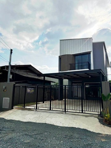 บ้านเดี่ยวสร้างใหม่ 2 ชั้น สไตล์โมเดิร์น ฟังก์ชันครบ สันพระเนตร