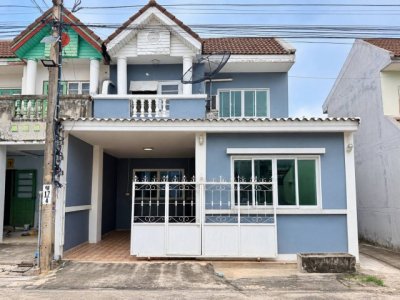 หมู่บ้านนนทรีปาร์ค ซอยบางรักน้อย 16 ถนนรัตนาธิเบศร์ ทาวน์โฮม 2 ชั้นหลังมุม ต่อเติมเต็มพื้นที่ ฟังก์ชันครบการใช้งาน เดินทางสะดวก ใกล้รถไฟฟ้า