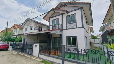 ขายบ้านแฝดสไตล์บ้านเดี่ยวราคาทาวเฮ้าส์ หมู่บ้านบ้านฟ้าปิยรมย์ พรีเมียร์ ปาร์ค สภาพสวย โซนลำลูกกา คลอง 6 - รูปที่ 3