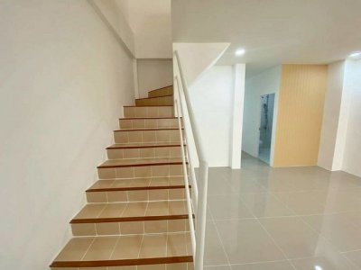 ขายทาวน์โฮม 2 ชั้น รีโนเวทใหม่ หมู่บ้านเพิ่มทรัพย์ ใกล้ตลาดวรบึงกิจ ศรีราชา FP-H02550 - รูปที่ 4