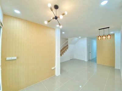 ขายทาวน์โฮม 2 ชั้น รีโนเวทใหม่ หมู่บ้านเพิ่มทรัพย์ ใกล้ตลาดวรบึงกิจ ศรีราชา FP-H02550 - รูปที่ 2