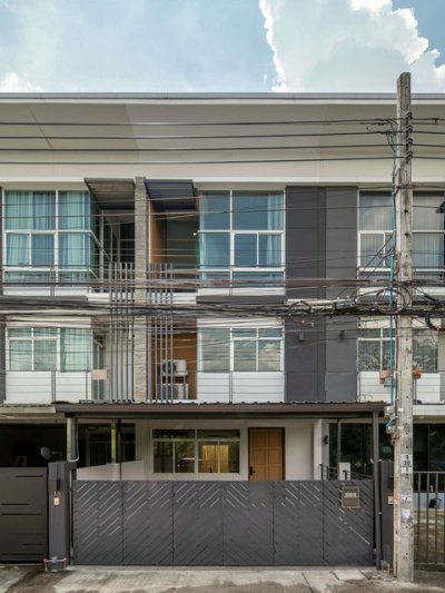 ให้เช่าทาวน์โฮม 3 ชั้น 206 ตรม. 4 ห้องนอน รีโนเวทใหม่ ลาดพร้าว–นาคนิวาส ใกล้เลียบด่วน