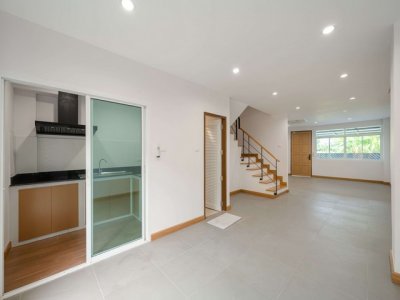 ให้เช่าทาวน์โฮม 3 ชั้น 206 ตรม. 4 ห้องนอน รีโนเวทใหม่ ลาดพร้าว–นาคนิวาส ใกล้เลียบด่วน - รูปที่ 8