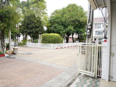 ขายทาวน์โฮม 3 ชั้น 206 ตรม. บ้านกลางเมือง สุขุมวิท 113 หน้าคลับเฮาส์ วิวสวน รีโนเวทใหม่ทั้งหลัง - รูปที่ 3