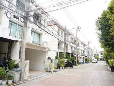 ขายทาวน์โฮม 3 ชั้น 206 ตรม. บ้านกลางเมือง สุขุมวิท 113 หน้าคลับเฮาส์ วิวสวน รีโนเวทใหม่ทั้งหลัง - รูปที่ 2