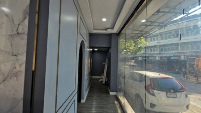 ให้เช่าอาคารพาณิชย์ 5 ชั้นครึ่ง ปากซอยลาดพร้าว 62 ใกล้รถไฟฟ้าสายสีเหลือง เหมาะทำร้านค้า สปา หรือสำนักงาน - รูปที่ 2