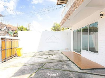 ขายโฮมออฟฟิศ 4 ชั้น 628 ตรม. ลาดพร้าว 110 แยก 4 รีโนเวทใหม่ โปร่งโล่ง ใกล้รถไฟฟ้าสายสีเหลือง ใกล้เลียบด่วน - รูปที่ 2